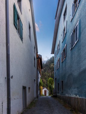 İsviçre 'de Thusis' in merkezindeki ortaçağ sokaklarında günbatımı