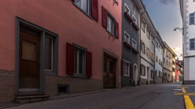 İsviçre 'de Thusis' in merkezindeki ortaçağ sokaklarında günbatımı