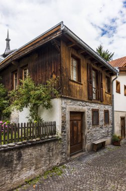 İsviçre 'de Thusis' in merkezindeki ortaçağ sokakları.