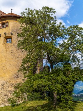 Sabahın erken saatlerinde Güney Tyrol 'daki Scena Kalesi' nin köprüsü.