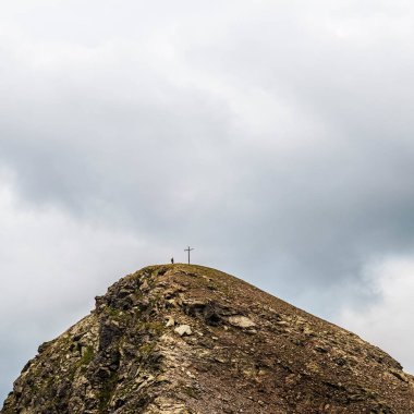 Güney Tyrol Alplerindeki Essenbergspitz tepesinde yalnız bir yürüyüşçü.