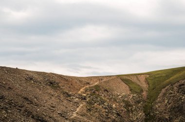 Öğleden sonra Güney Tyrol Alpleri 'ndeki Essenbergspitz' e giden iki yürüyüşçü.