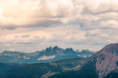 Dolomitler Güney Tyrol 'daki Kesselberghuette' den (Rifugio Valcanova) görüldüğü gibi