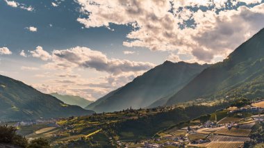 Öğleden sonra İtalya 'da Dorf Tirol' u elma orkideleri ve üzüm bağlarıyla seyredin