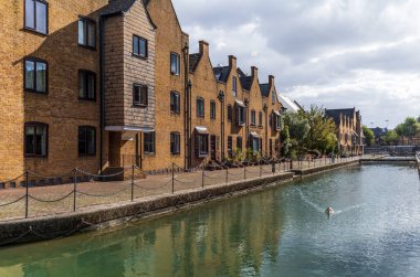 Brick houses, bridges and bikes along the Wapping Ornamental Canal in London