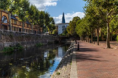 Brick houses, bridges and bikes along the Wapping Ornamental Canal in London