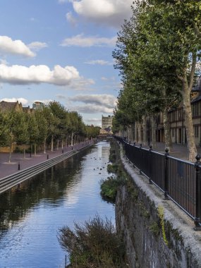 Brick houses, bridges and bikes along the Wapping Ornamental Canal in London