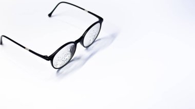 Yuvarlak Okuma Gözlükleri Beyaz Arkaplanda İzole edilmiş İnce Siyah Çerçeve