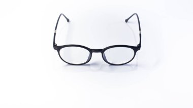 Yuvarlak Okuma Gözlükleri Beyaz Arkaplanda İzole edilmiş İnce Siyah Çerçeve