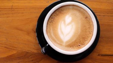 Tahta Masa Kahve Sunumunda Siyah Kupada Latte Sanatı