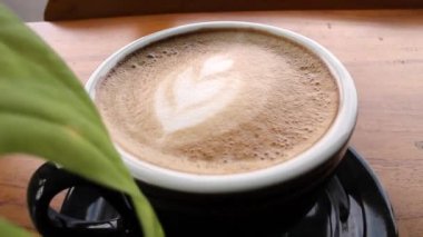 Tahta Masa Kahve Sunumunda Siyah Kupada Latte Sanatı