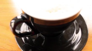 Tahta Masa Kahve Sunumunda Siyah Kupada Latte Sanatı