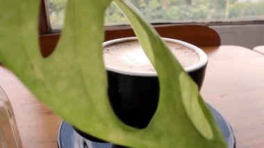 Tahta Masa Kahve Sunumunda Siyah Kupada Latte Sanatı