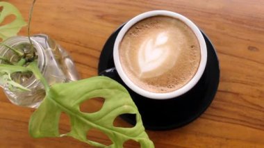 Tahta Masa Kahve Sunumunda Siyah Kupada Latte Sanatı