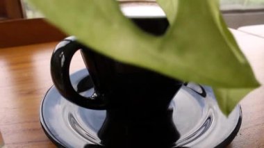 Tahta Masa Kahve Sunumunda Siyah Kupada Latte Sanatı