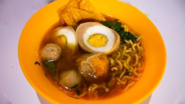 Endonezya Menüsünde Noodles, Sebze ve Hamur köfteleri ile Bakso