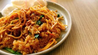 Endonezya Kızarmış Pirinci (Nasi Goreng) Yiyecek Sunumu İçin Minimum Kamera Hareketi