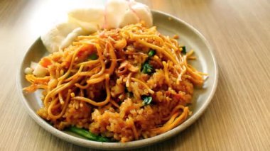 Endonezya Kızarmış Pirinci (Nasi Goreng) Yiyecek Sunumu İçin Minimum Kamera Hareketi