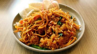 Endonezya Kızarmış Pirinci (Nasi Goreng) Yiyecek Sunumu İçin Minimum Kamera Hareketi