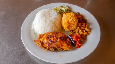 Izgara tavuk menüsü geleneksel Endonezya mutfağı