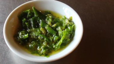 Baharatlı Yeşil Chili Sambal, Estetik ek baharat sunumu