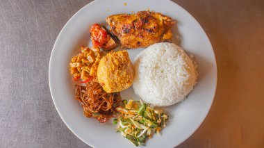 Izgara tavuk menüsü geleneksel Endonezya mutfağı