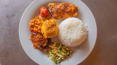 Izgara tavuk menüsü geleneksel Endonezya mutfağı