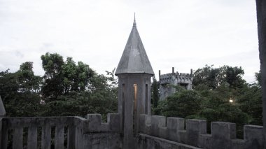 Monokromda Mistik Konik Çatı Keskinliği Mimari Estetik