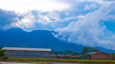 Manzaralı Gökyüzü, Bulutlar, Dağlar ve Pirinç Tarlaları Serin Manzara Fotoğrafçılığı