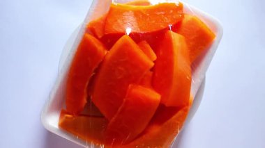 Dilimlenmiş Papaya Plastik Paket Temizleme Menüsü Sunum Videosu
