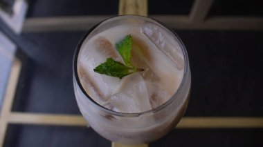 Buzlu sütlü kahve ve berrak bardakta kafein.