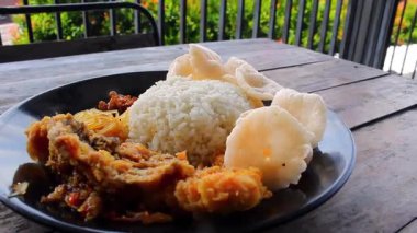 Baharatlı Ayam Geprek ve Rice Endonezya usulü kızarmış tavuk videosu