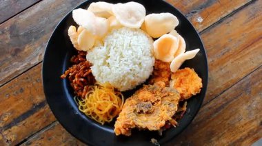 Baharatlı Ayam Geprek ve Rice Endonezya usulü kızarmış tavuk videosu