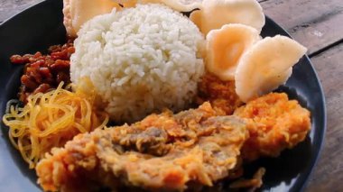Baharatlı Ayam Geprek ve Rice Endonezya usulü kızarmış tavuk videosu