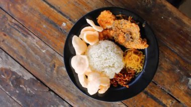 Baharatlı Ayam Geprek ve Rice Endonezya usulü kızarmış tavuk videosu