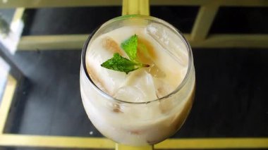 Cafe Promosyonu için Temiz Bardakta Süt Kahvesi Estetik İçecek Videosu