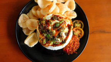 Yumurtalı pilav, Soya sosu ve kraker. Yiyecek Sunum Videosu