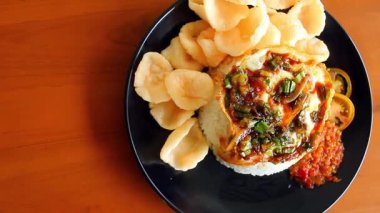 Yumurtalı pilav, Soya sosu ve kraker. Yiyecek Sunum Videosu