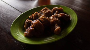 Teriyaki usulü tavuk filetosu yeşil tabak Asya mutfağında servis edildi.