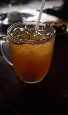 Buzlu limon çayı, cam ferahlatıcı Citrus içeceği.