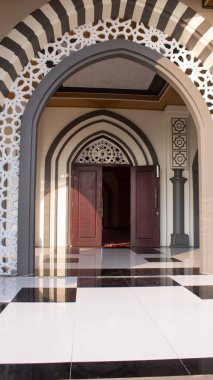 Süslü Kemer ve İslami Mimariyle Modern Cami Girişi