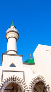 Yeşil Kubbeli ve Açık Mavi Gökyüzü Altında Hoparlörlü İslami Cami Minaresi