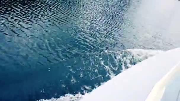 一条在湖上航行的船冲破了水位 图库视频片段