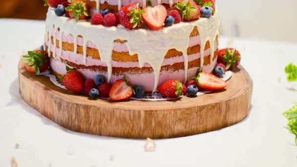 Gâteau Mariage Aux Fruits Sur Table Vidéo De Stock