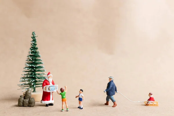 Мініатюрні Люди Санта Клаус Доставляє Дітям Пакет Подарунків Концепції Різдва — стокове фото