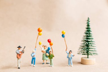 Minyatür insanlar, parkta gitarlı müzisyenler ve Noel konseptleri ve mutlu bir yeni yıl.