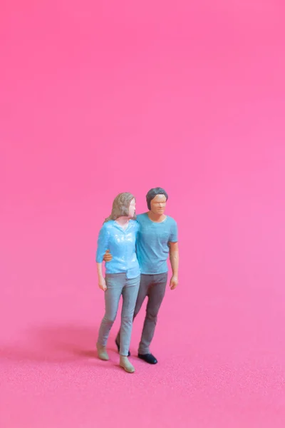 Miniatyr Människor Man Och Kvinna Casual Tyg Står Tillsammans Rosa — Stockfoto