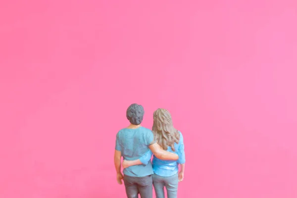 ピンクを基調としたカジュアルな布に身を包んだミニチュアの男と女 バレンタインデーのコンセプト — ストック写真