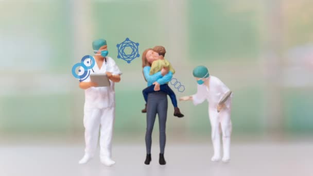 Hastanede Anne Çocuk Minyatür Insanlar Aşı Bağışıklık Takvimi Için Bekliyor — Stok video