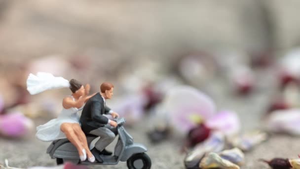 Miniaturmenschen Paar Mit Motorrad Unterwegs Valentinstag Konzept — Stockvideo